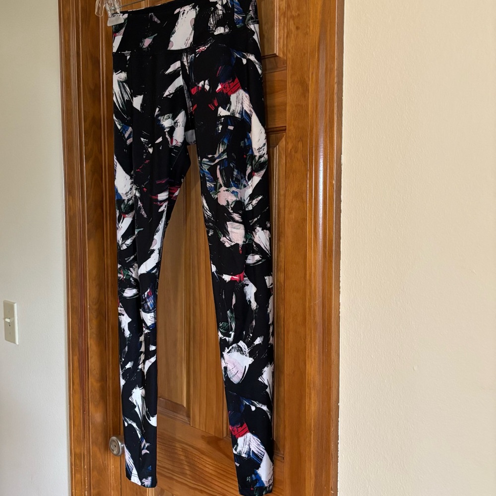 Beyond Yoga Black Abstract Print Women’s yoga pants